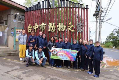 The delegation took a group photo in front of the gate of the Animal Shelter in Taichung City.