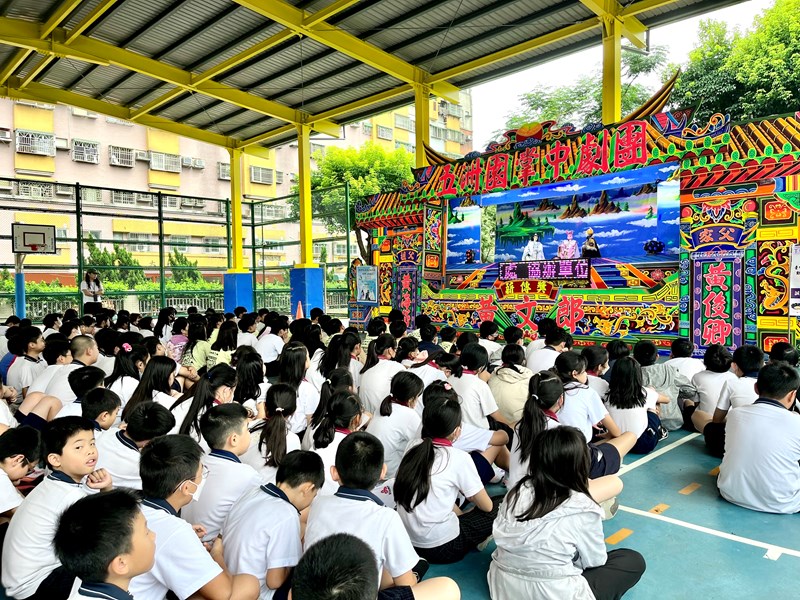 03Health Inspection Office cooperates with the Wu Chou Yuan Palm Puppet Troupe to hold the animal protection-themed hand puppet show Shi Yan-wen and the Stray Dog