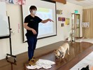 Lecturer demonstrates how to train to reduce feeding behavior
